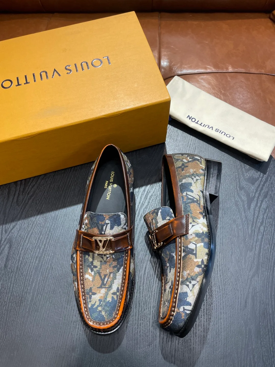 [LV] Leather shoes - High-end quality - Upper: 🔝Tumbled cowhide, Nappa cowhide, brand logo sewn on the shoe body - Inner: cowhide, foot pad; water-dyed cowhide - Outsole: T men's shoes 💰R·Rubber foam; two-color molded outsole -Super high quality control·Fine workmanship: highlighted (high-end·luxury·grade) -Size: 38-44 (45 can be customized)